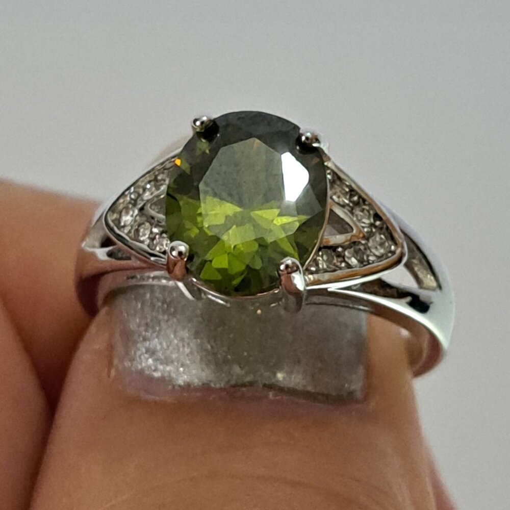 Brilliant Silver Ring with Peridot Green Colored Stone with CZ smaller stones - Picture 4 of 6